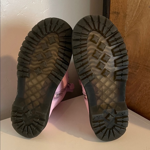 Dr. Martens Light Pink Heart Kids Boots - Picture 4 of 4